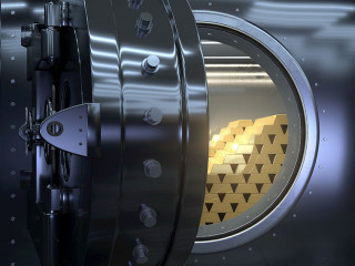 Geöffneter Tresorraum mit Goldbarren