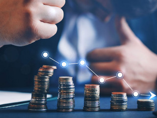 Anzugtraeger-Muenzstapel-395355806-AS-Miha-Creative