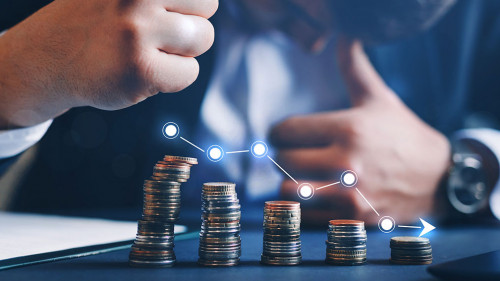 Anzugtraeger-Muenzstapel-395355806-AS-Miha-Creative