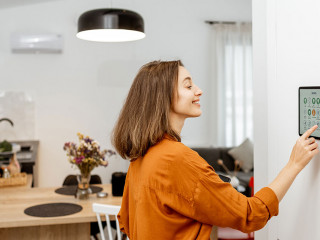 Frau-Smarthome-308789747-AS-rh2010