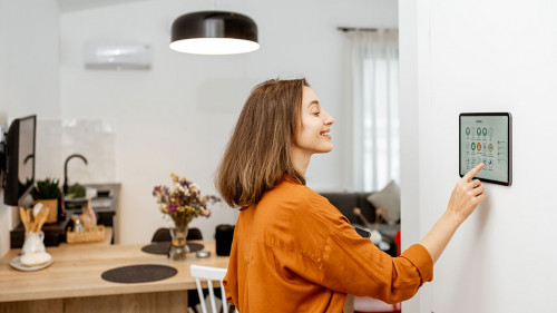 Frau-Smarthome-308789747-AS-rh2010