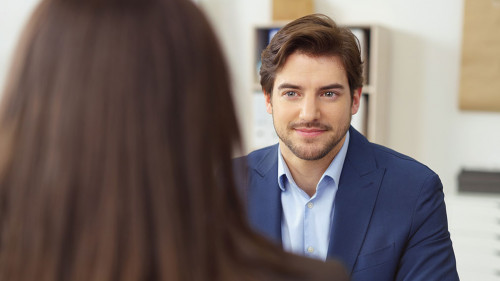 freundlicher mitarbeiter in einem kundengespräch