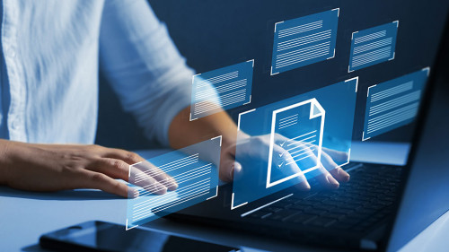 Frau-Laptop-Dokumente-469390915-AS-Miha-Creative