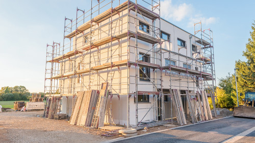 Rohbau, Modernes Doppelhaus im Grünen