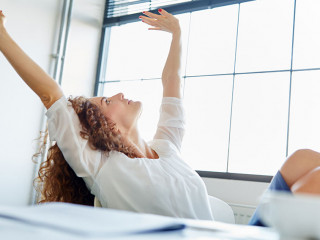 Geschäftsfrau streckt die Arme