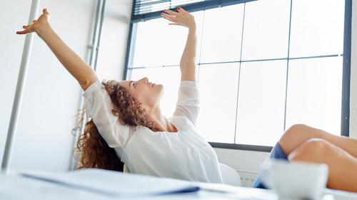 Geschäftsfrau streckt die Arme