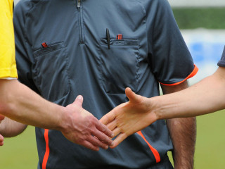 la poignée de mains des deux joueurs