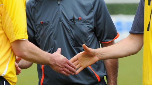 la poignée de mains des deux joueurs