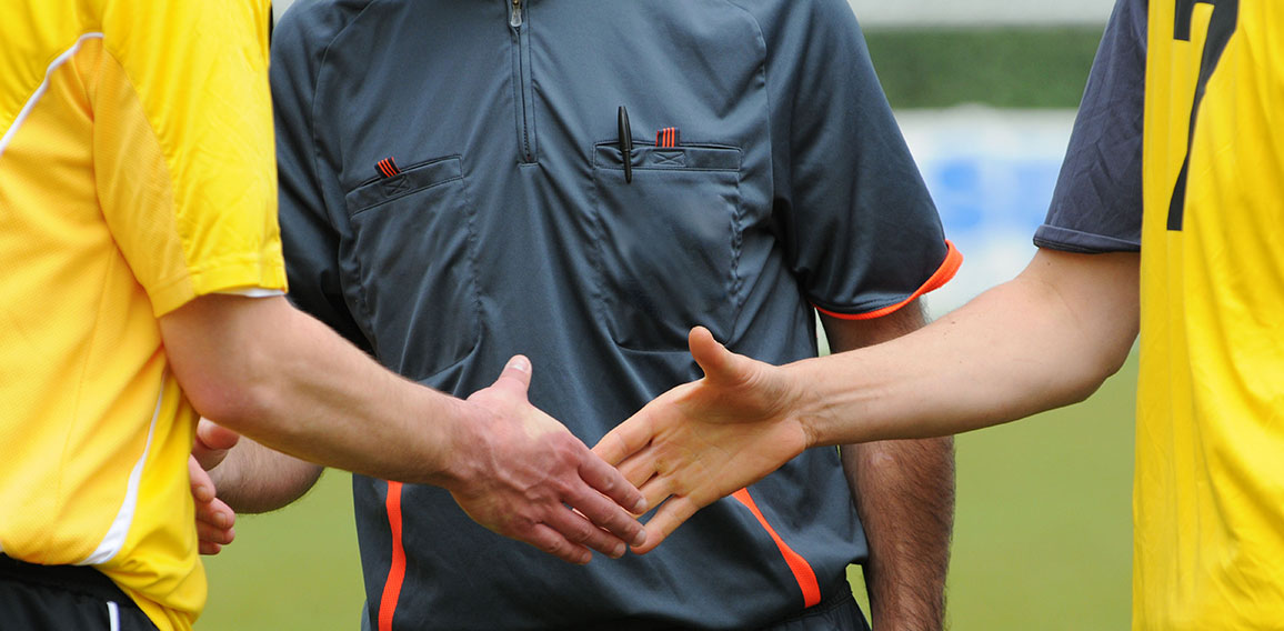 la poignée de mains des deux joueurs