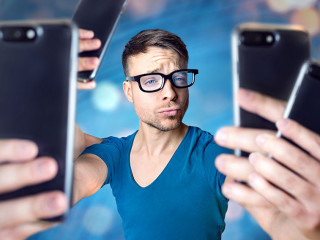 Influencer mit übertrieben vielen Smartphones