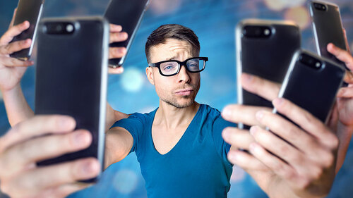 Influencer mit übertrieben vielen Smartphones