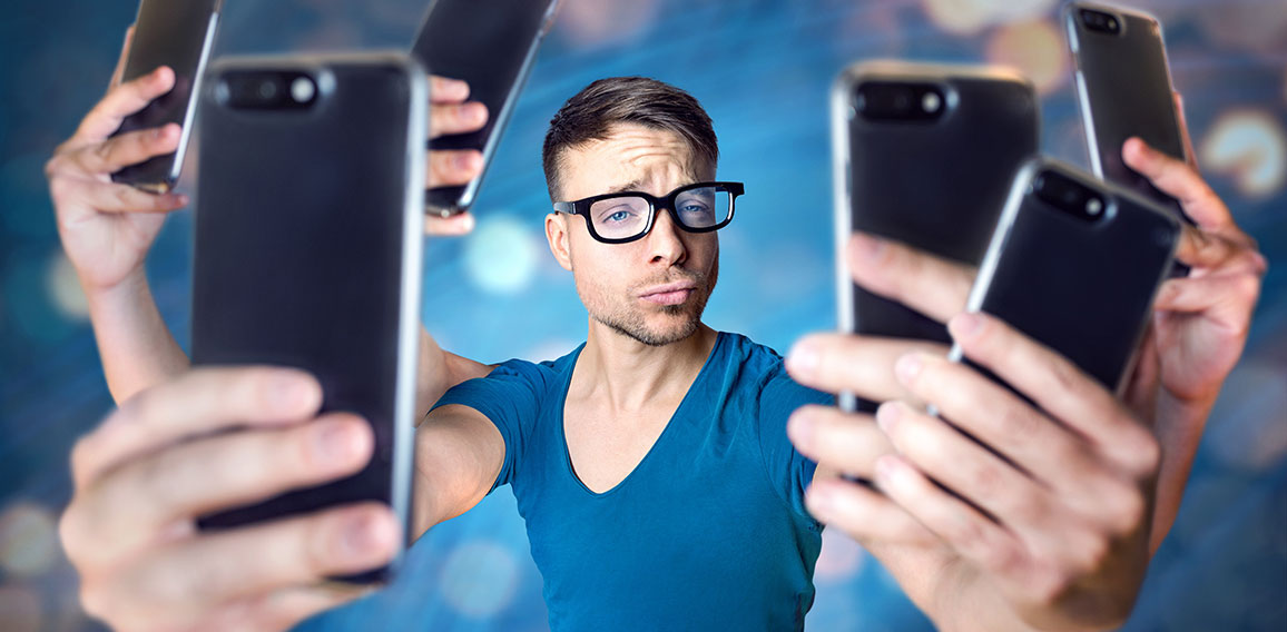 Influencer mit übertrieben vielen Smartphones