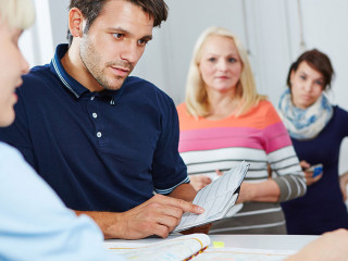 Mann beim Arzt vereinbart Termin