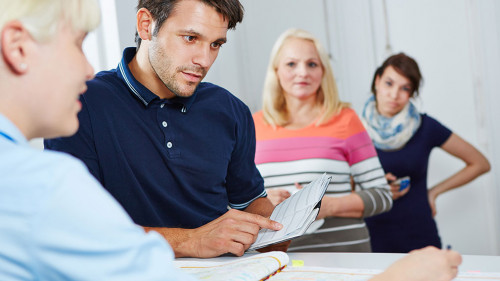 Mann beim Arzt vereinbart Termin