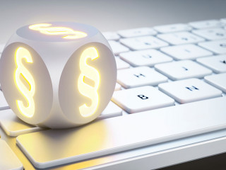 Tastatur-Paragraf-Wuerfel-450580296-AS-peterschreiber-media