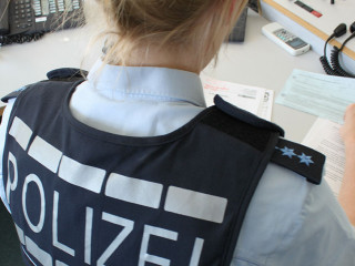 Polizei im Büro am Computer 110