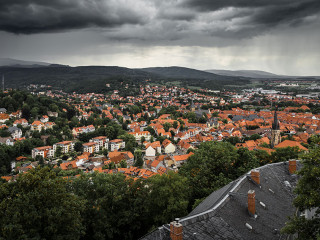 Stadt Wernigerode bei Unwetter mit dunklen Wolken