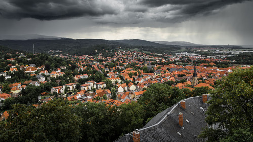 Stadt Wernigerode bei Unwetter mit dunklen Wolken