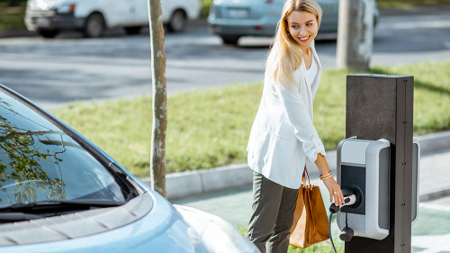 Frau-laedt-Auto-286055522-AS-rh2010