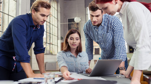 junge geschäftsleute besprechen ein projekt