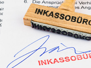 Holzstempel auf Dokument: Inkassobüro