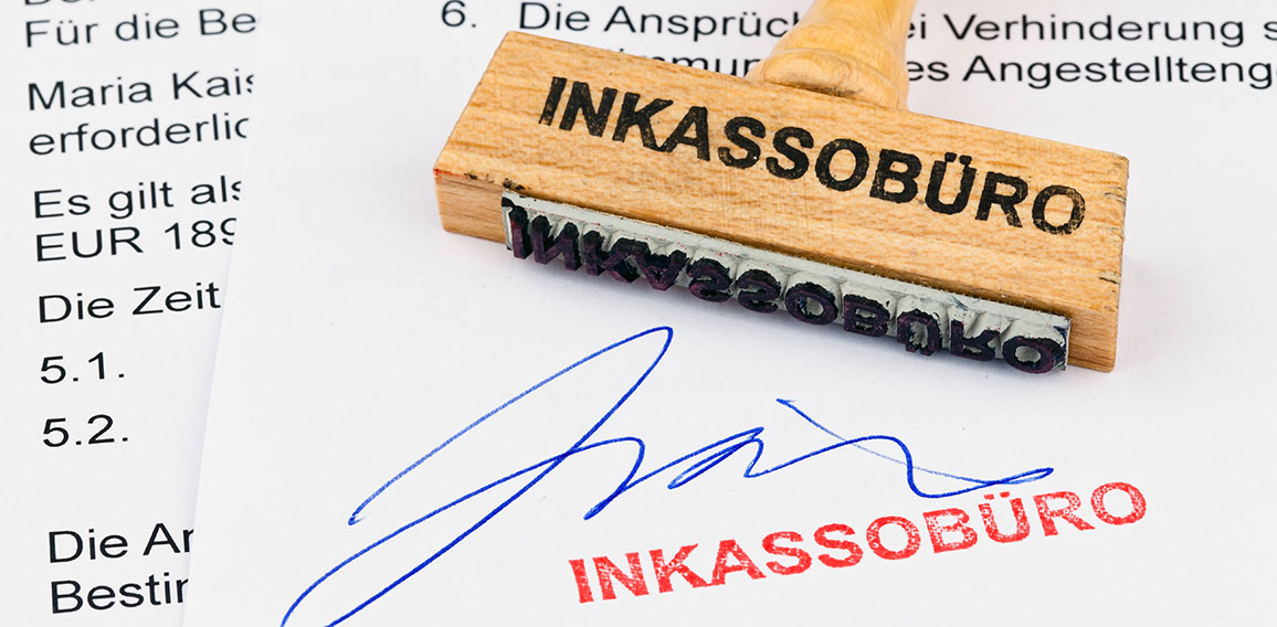 Holzstempel auf Dokument: Inkassobüro