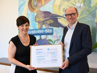 Münchener Verein Scheckübergabe-Ukraine.jpg