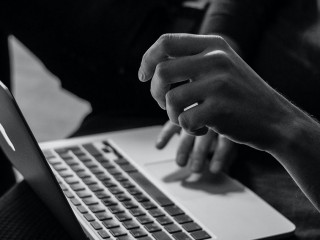 Haende-Laptop-US-Sergey-Zolkin