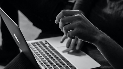 Haende-Laptop-US-Sergey-Zolkin