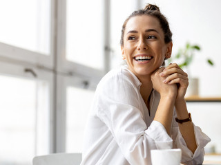 Frau-lachen-410127153-AS-pikselstock