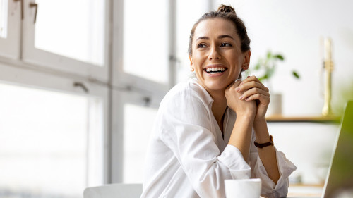 Frau-lachen-410127153-AS-pikselstock