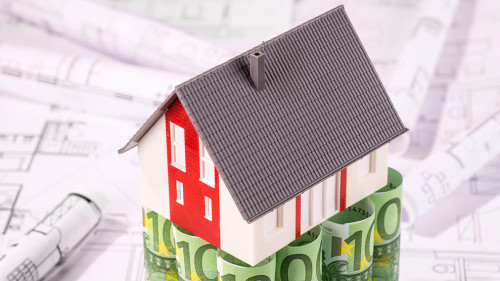 Haus steht auf Geldscheinen