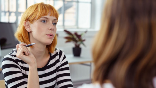 kreatives team im büro entwickelt ideen