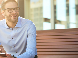 Mann-Bank-Smartphone-385101411-AS-Kostiantyn