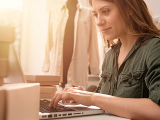 Frau_Laptop_Boxen_330471151-AS-alphaspirit