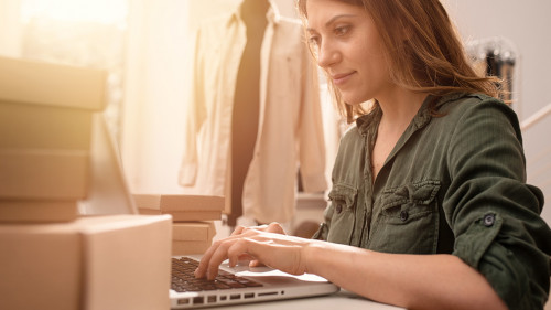 Frau_Laptop_Boxen_330471151-AS-alphaspirit