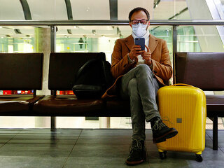 Mann_Flughafen-Koffer-332431037-AS-Eva-March