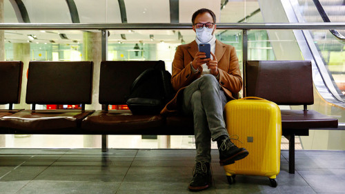 Mann_Flughafen-Koffer-332431037-AS-Eva-March