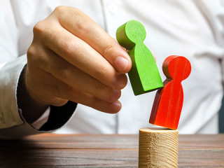 Spielfiguren_wechsel-286554361-AS-Andrii-Yalanskyi