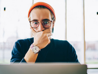 Hipster-geschockt-358963725-AS-BullRun