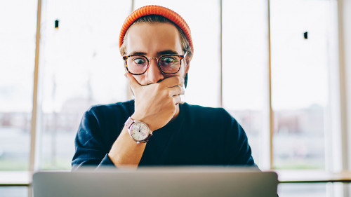 Hipster-geschockt-358963725-AS-BullRun