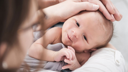 Neugeborener Junge ist entspannt und glücklich