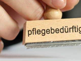 Stempel_Pflegebeduerftig-76049488-AS-S-Engels