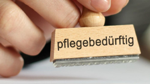 Stempel_Pflegebeduerftig-76049488-AS-S-Engels