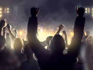 Menschenmenge feiert vor Bühne