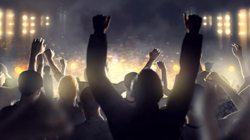 Menschenmenge feiert vor Bühne