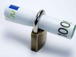 Schloß mit Geldscheinen