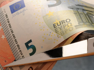 Geldscheine-Schere-94178228-AS-Comugnero-Silvana