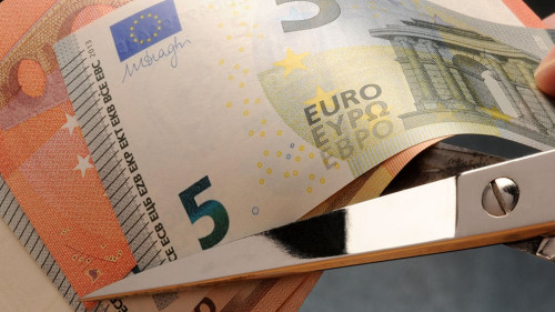 Geldscheine-Schere-94178228-AS-Comugnero-Silvana