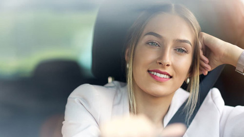 Fahrerin-Laecheln-222476402-AS-pikselstock